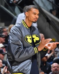 网页版登录入口-场边助威！文班亚马身着LV联名夹克在场下为队友鼓掌喝彩