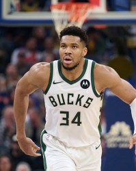 C7电子游戏-没太多办法！字母哥半场得10分4板5助 多次强攻搏犯规&amp;罚球8中6